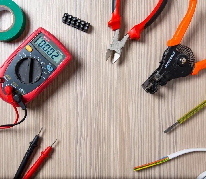 Herramientas de medición y material para instalaciones eléctricas