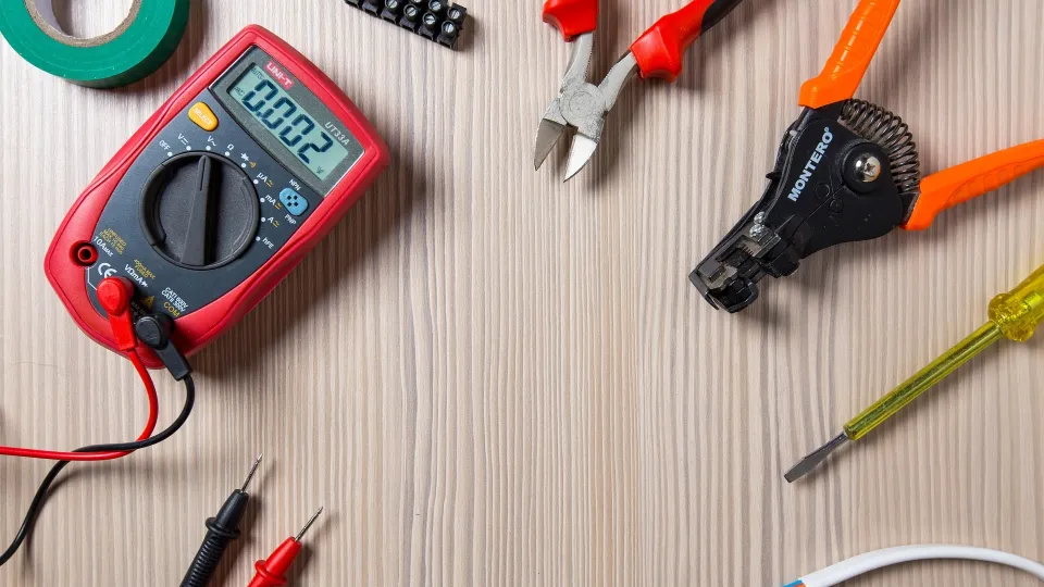 Herramientas de medición y material para instalaciones eléctricas