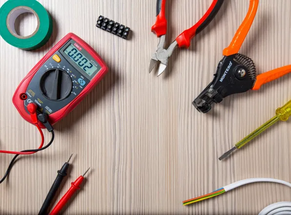 Herramientas de medición y material para instalaciones eléctricas